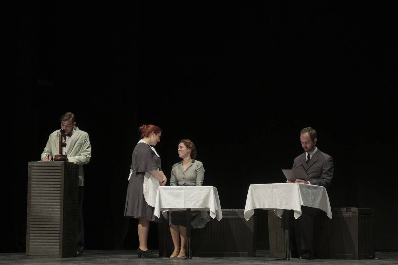Cena da peça O Ano da Morte de Ricardo Reis