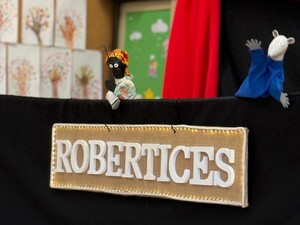Cena da peça Robertices